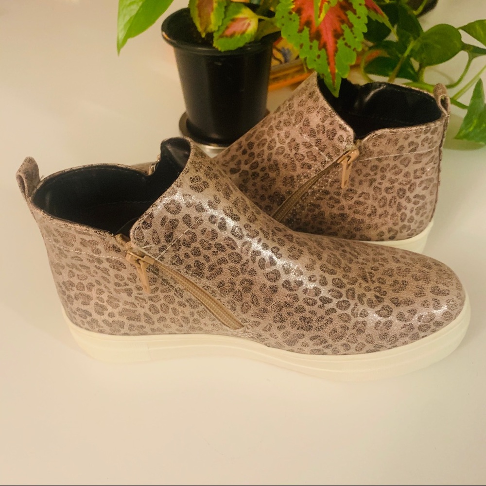 ADORABLE SHOES THAT ZIP ON BOTH SIDES 🌸
